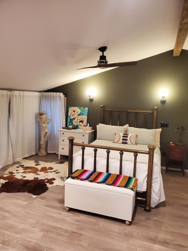 חדר שינה למעלה עם מיטת פליז עתיקה בגודל קווין סייז, מכונת סאונד, וילונות מחשיכים וחדר רחצה פרטי עם מקלחון.  המזרן קשיח עם כיסוי קצף זיכרון רך. 