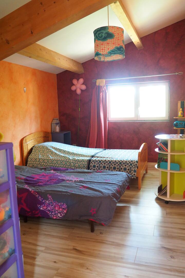 2 חדרי ילדים עם 2 מיטות יחיד.