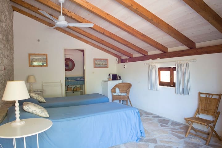 غرفة زرقاء فاتحة