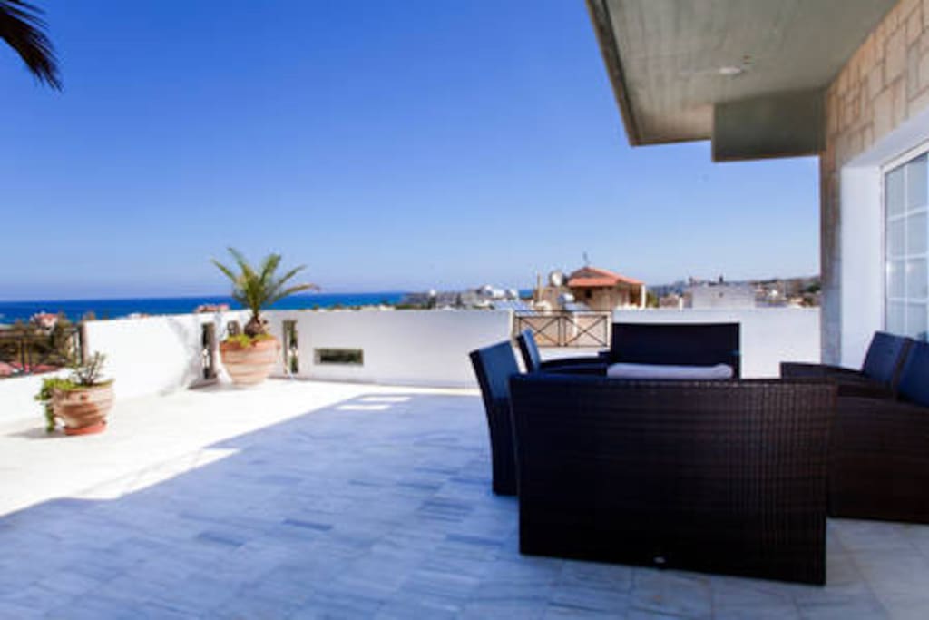 In front of the main entrance of the apartment, straight-looking at the Mediterranean Sea and the horizon, there is this fantastic 140 sqm 360 degree terrace.