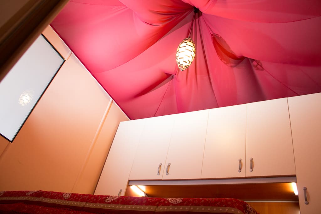 Camera da letto con letto matrimoniale e tetto a baldacchino