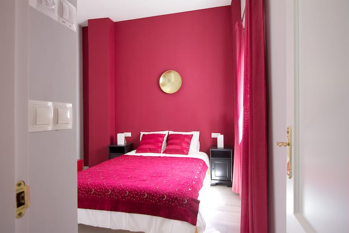 غرفة نوم بسرير مزدوج.