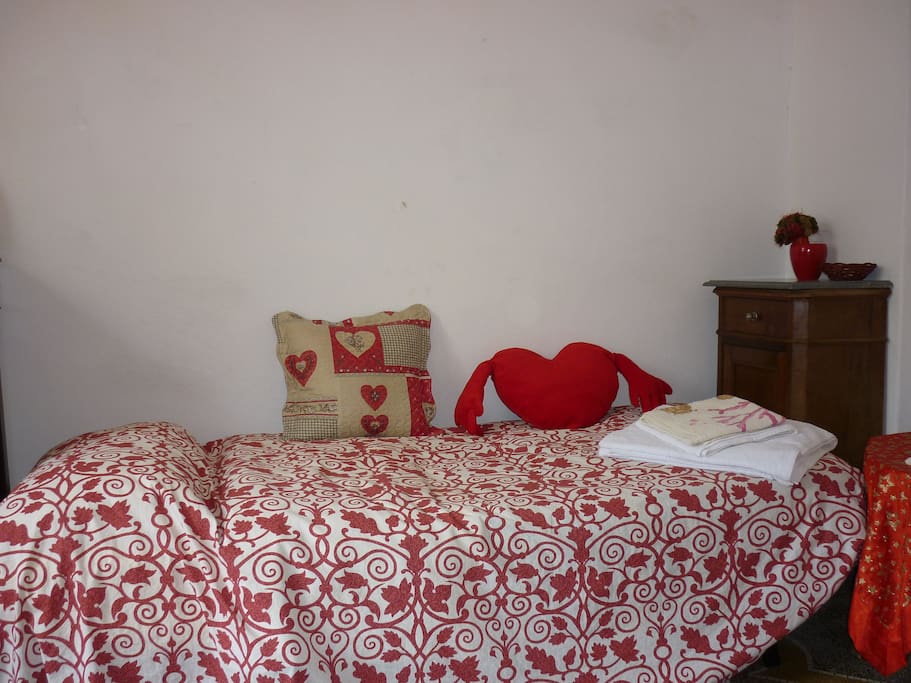 2nd bedroom with Single beds