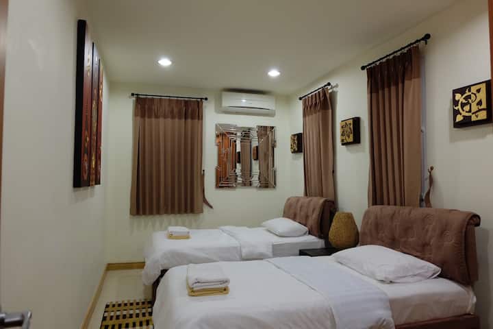 - חדר השינה הרביעי נמצא בקומת הקרקע,עם 2 מיטות יחיד ו -2 מיטות נוספות שאפשר להזיז. חדר הרחצה נמצא בחדר הרחצה המשותף. 