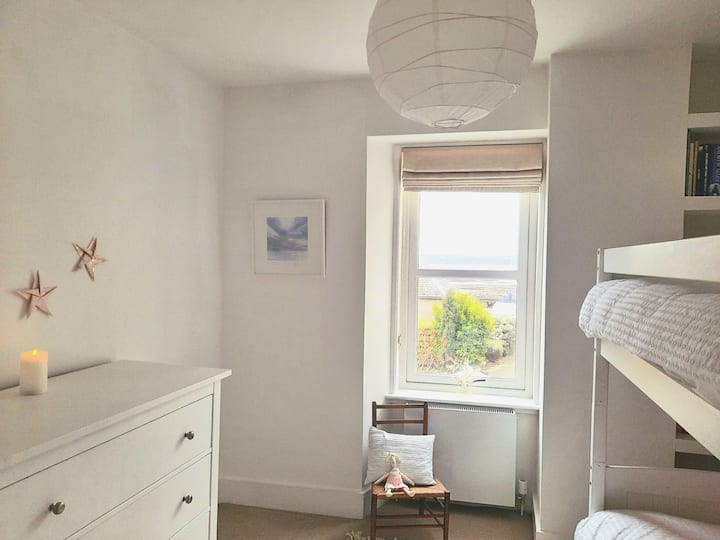 Mala spavaća soba može se sastojati od bračnih kreveta ili kreveta na kat