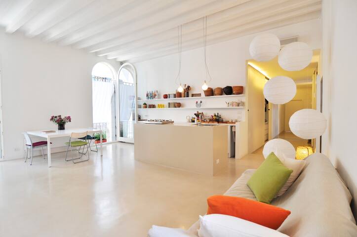 apartment in the center of Venice, canal view gallery image 4