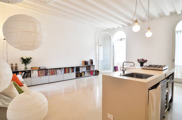 apartment in the center of Venice, canal view gallery image 3