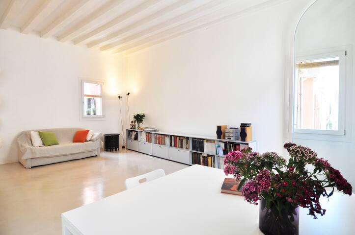 apartment in the center of Venice, canal view gallery image 5