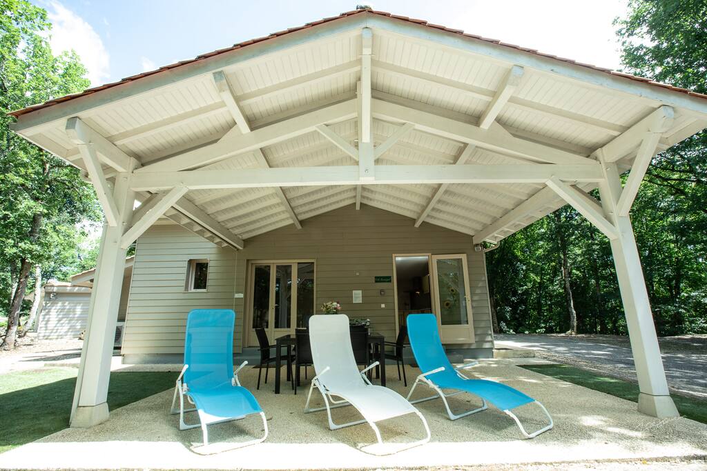 terrasse couverte gîte Bonaguil