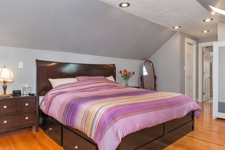 סוויטת הורים בקומה השנייה עם מיטת קינג סייז