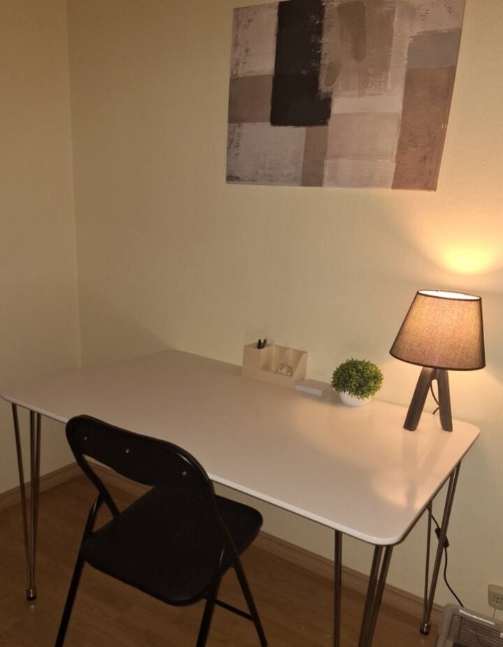 Lieu de travail dans la petite chambre en bas