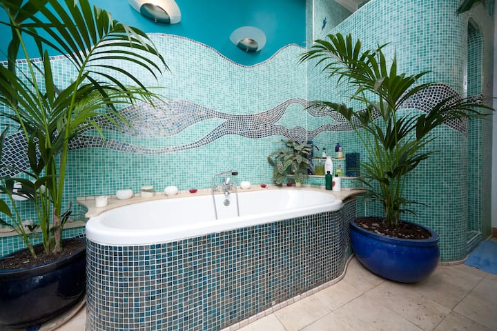 A Unique & Spacious Urban Sanctuary gallery image 2