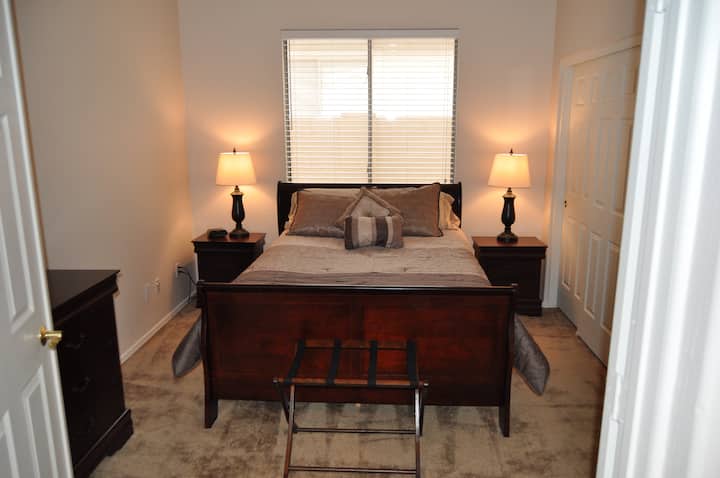 Segundo dormitorio con cama tamaño queen.
