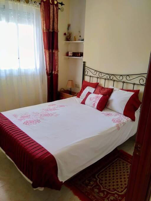 coqueto dormitorio con cama 135cm y aire acondicionado