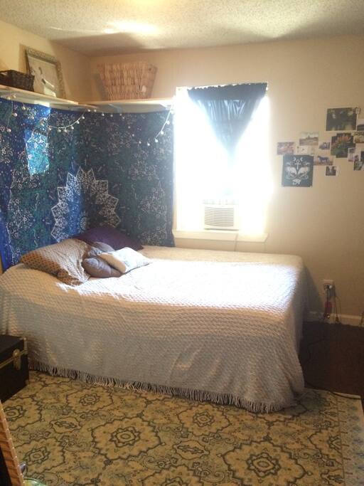 Bedroom
Queen size memory foam bed