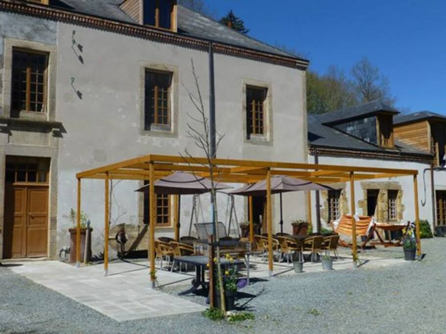 het pand, met het terras