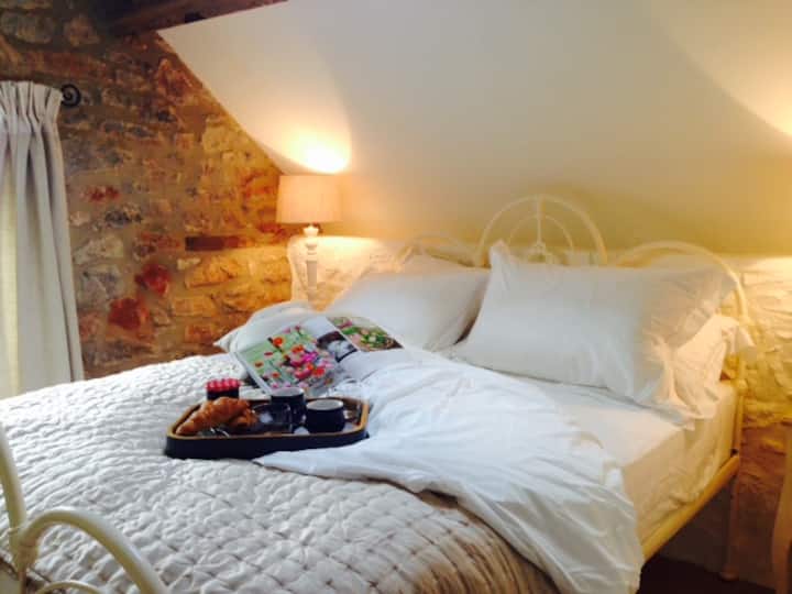 Redupkan lampu dan berehat dalam cadar putih lembut katil saiz raja yang sangat selesa ini - kerana anda berbaloi.