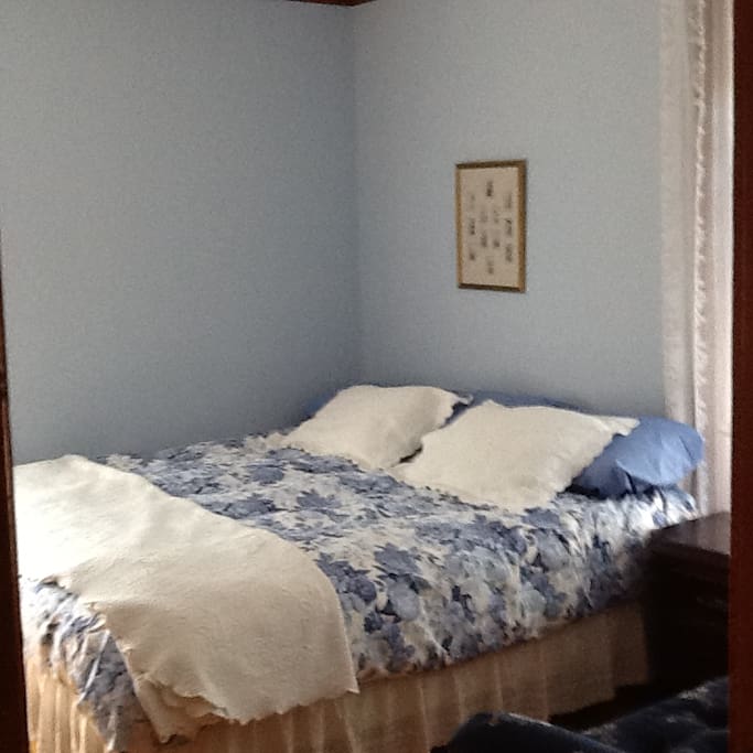 Bedroom 1- King -size bed OR two x-long singles.
