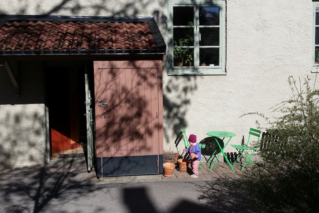 Nedanför vårt köksfönster kan man ha ett litet ceféset och sitta i solen på eftermiddagen.