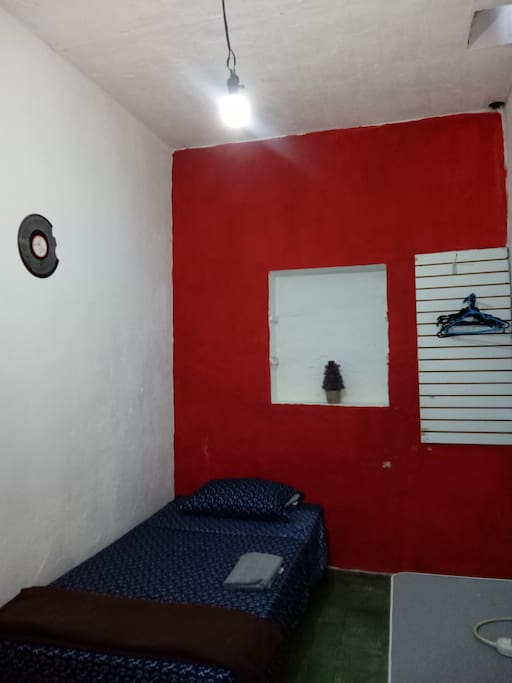 La habitación es pequeña y sencilla.