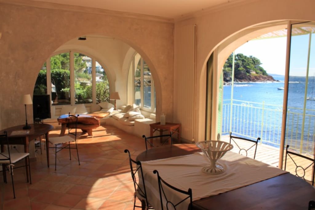 Vue sur la salle à manger et salon indien