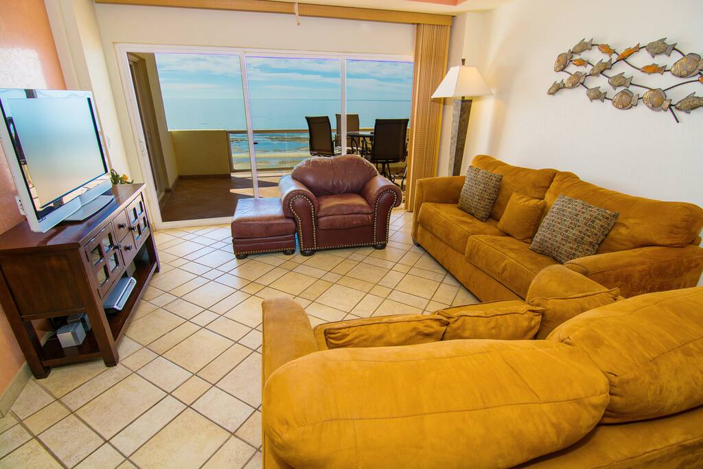 Couch,Furniture,Chair,Indoors,Room