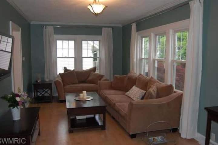 Entire Home— 2 Br, 2mi To Downtown! - グランド・ラピッズ, MI