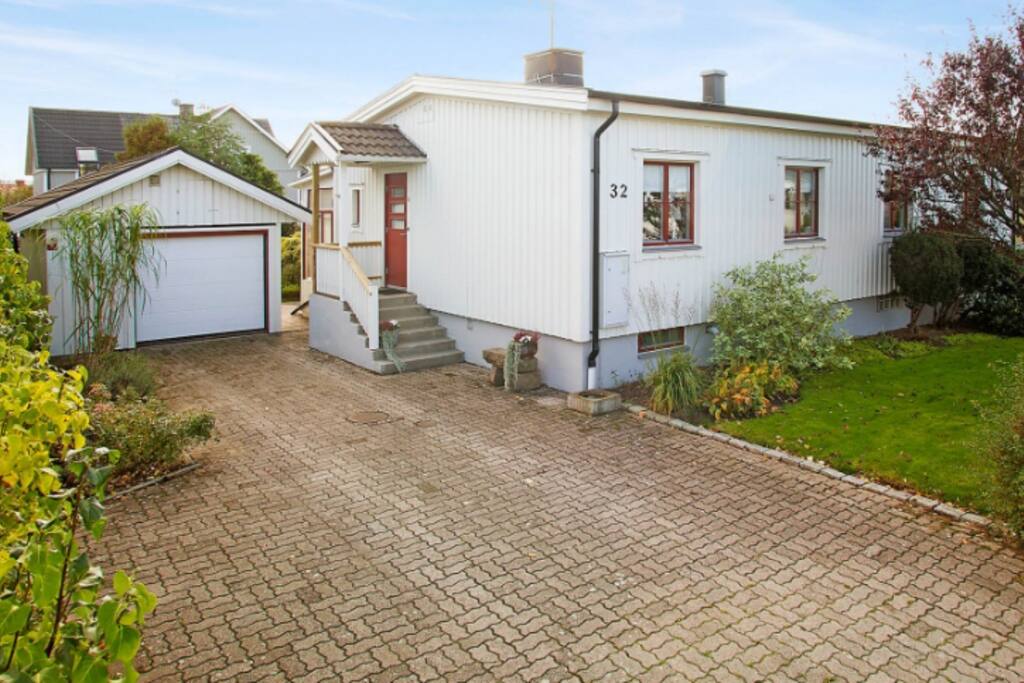 Hedvägen 32 med uppfart för två bilar.
