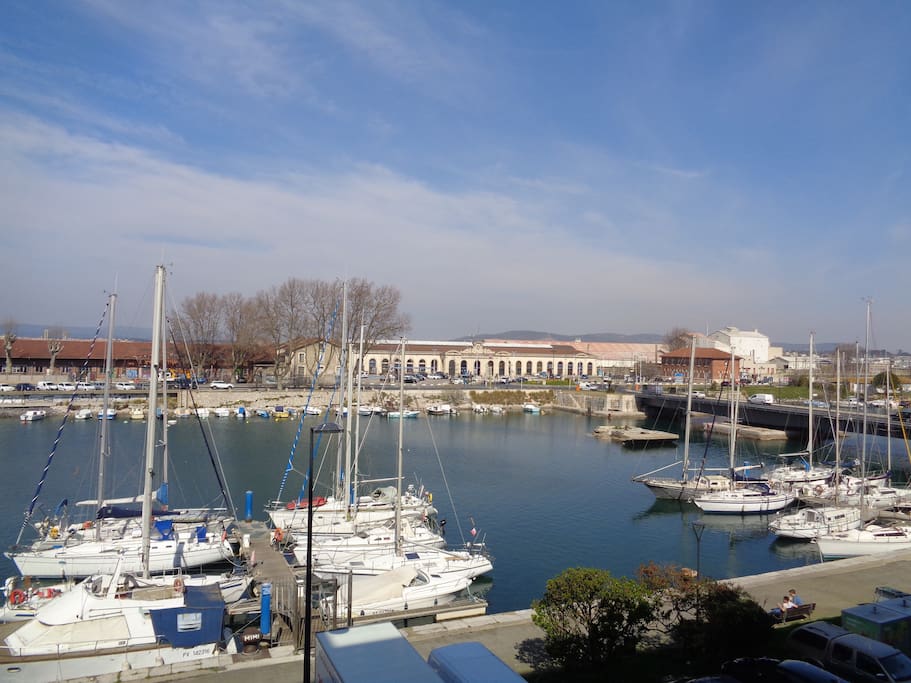 Belle vue directe sur le canal et les bateaux