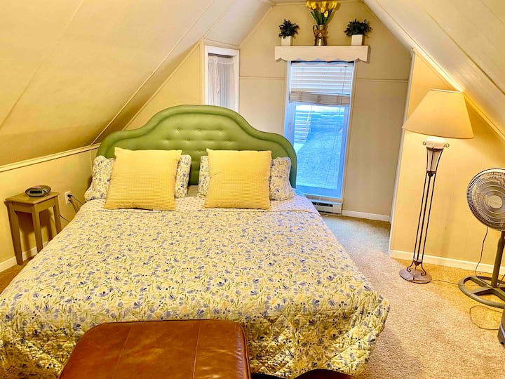 Chambre King Size, face à l'arrière de la maison. 