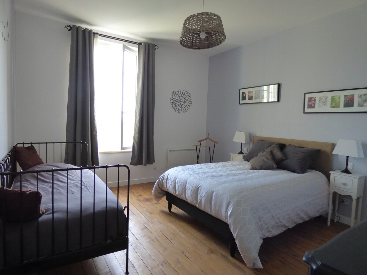 Habitación 3:
1 cama 140x190 y 1 cama 90x200
un cuarto de baño privado, mueble lavabo 
1 inodoro