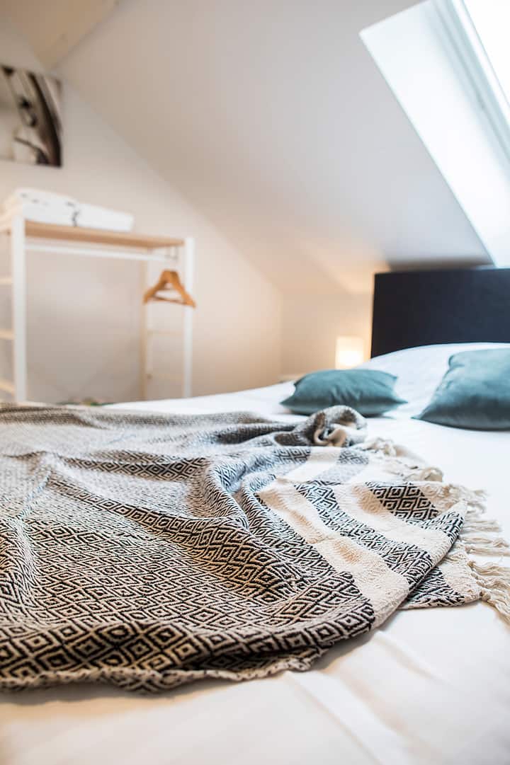 غرفة نوم منزوعة الكافيين - غرفة نوم جميلة بسرير مزدوج.