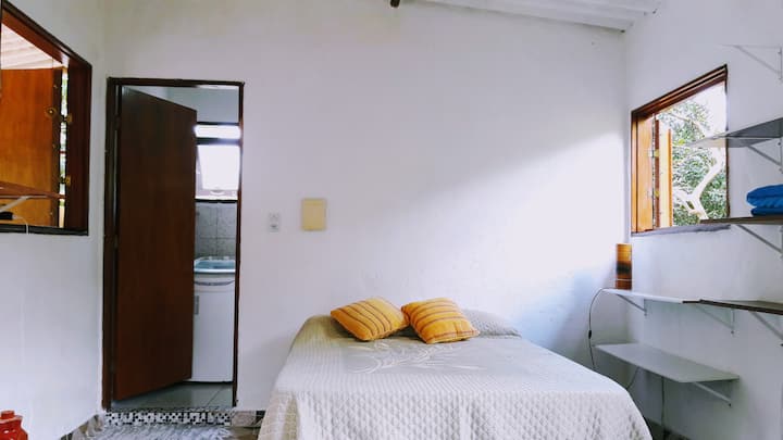 מיטה זוגית וכניסה לחדר האמבטיה.