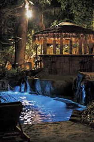 The Enchanted Manor-Private Oasis gallery image 5