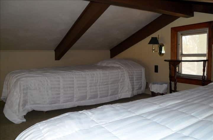 Loft with 2 twin beds.