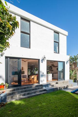 Beautiful home in trendy area with views & hot tub gallery image 2