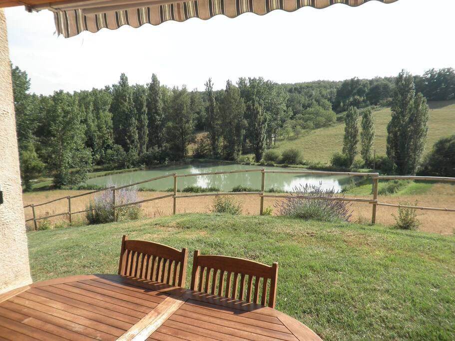 Vue sur le lac depuis la terrasse couverte