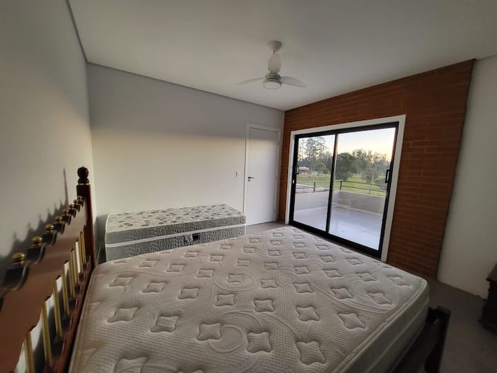 Апартамент 2, втори етаж, 1 двойно легло и единична къща, вентилатор на тавана и разделен балкон.