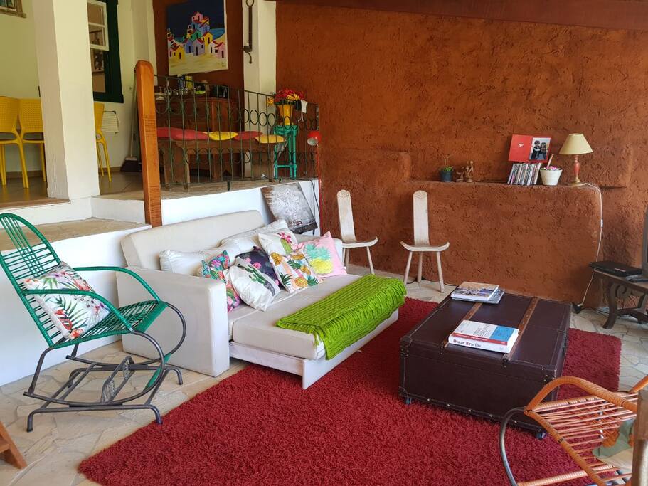 Ampla sala com sofá cama confortável!