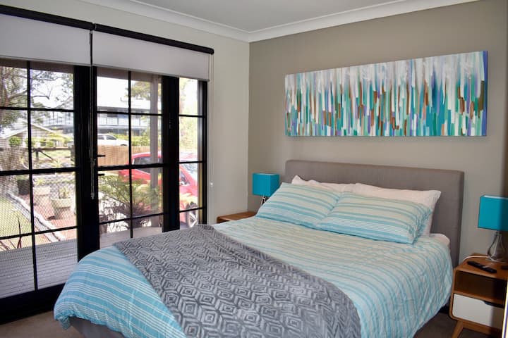 Glavna spavaća soba s garderoberima i TV-om