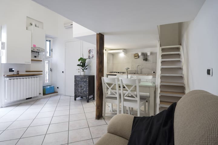 Small flat in the heart of Milan Isola!