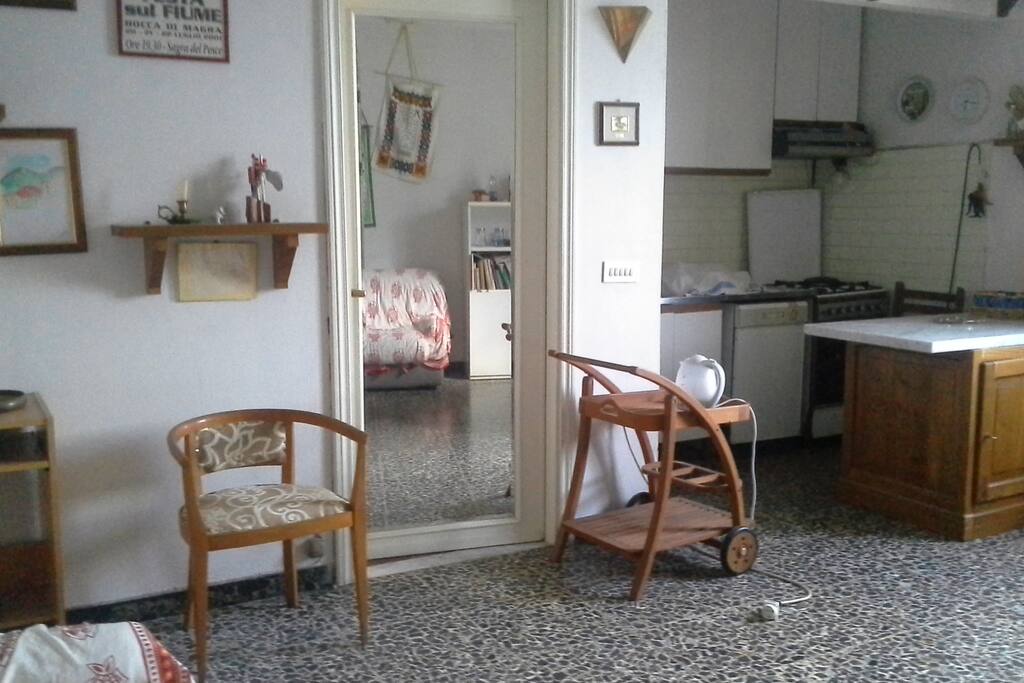 cucinino con tavolo in marmo