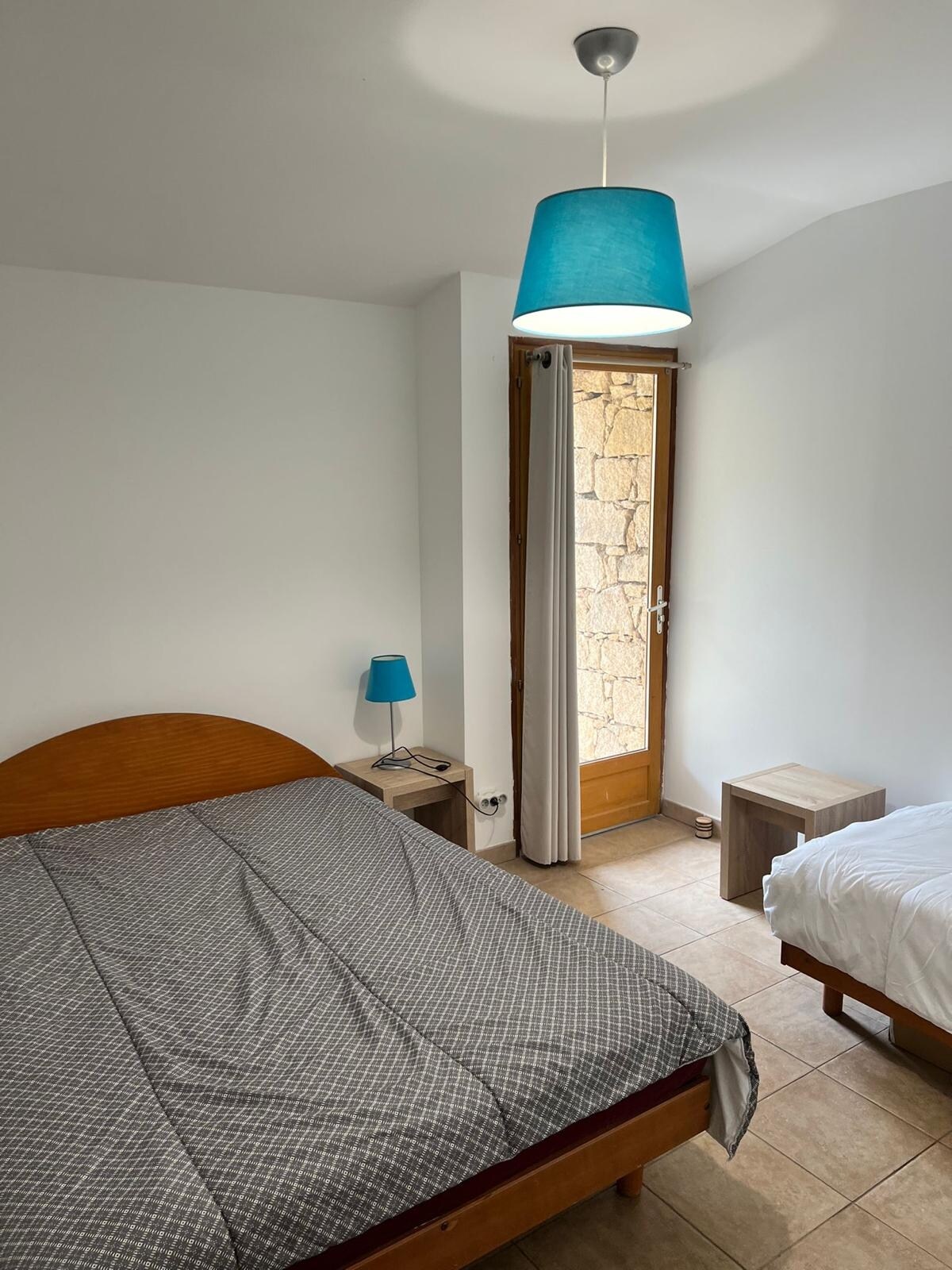 Спална соба 2 (со голем плакар и врата од прозорец со поглед кон терасата)
- 1 брачен кревет (140)
- 1 единечен кревет во 90