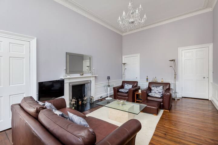 Amazing 3 beds apartment, Edinburgh City Centre gallery image 3