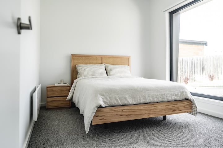 楼下标准双人床卧室。