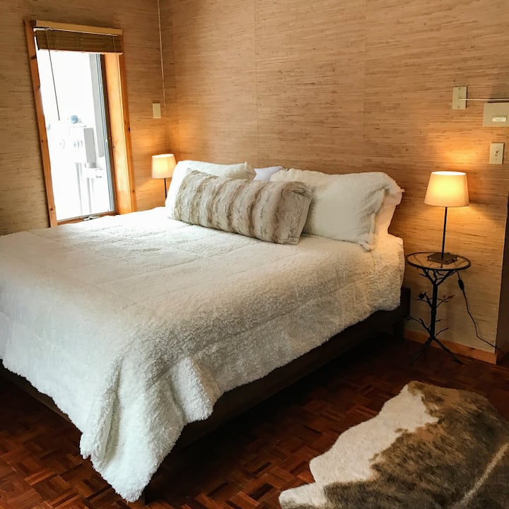 spálňa s manželskou posteľou King na prí