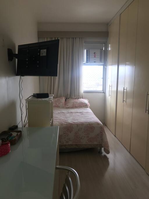 Quarto Suíte/Bancada e gavetas.