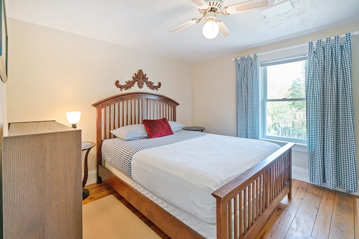 Dormitorio de invitados en el segundo nivel con cama de matrimonio. Sábanas, mantas y almohadas limpias. 