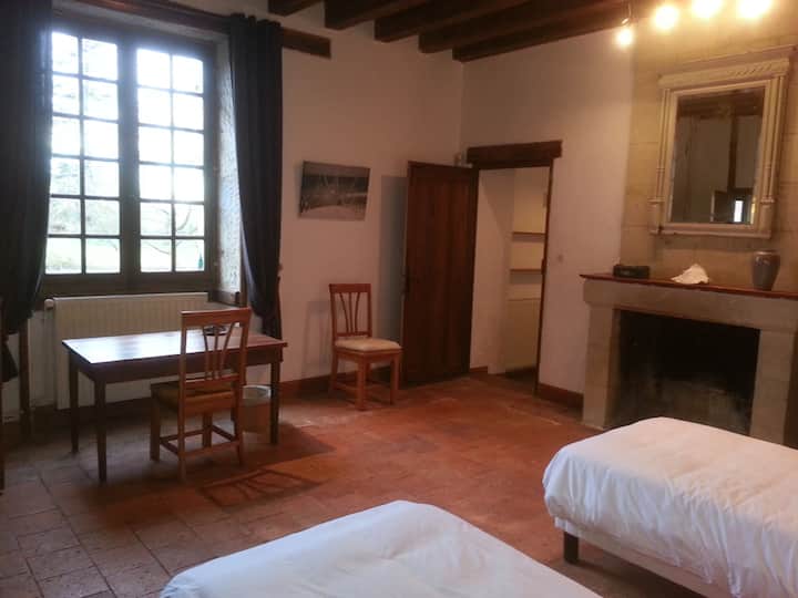 La chambre Alisier et son bureau