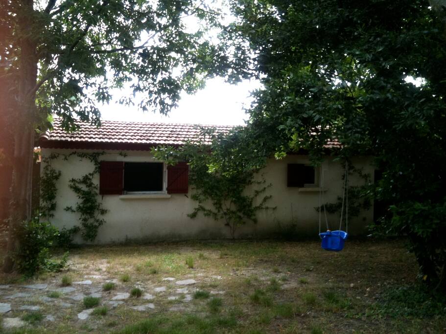 28m2 donnant sur un jardin arboré